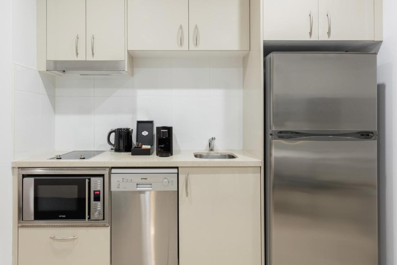 Meriton Suites Pitt Street, Sydney Exteriör bild A typical kitchen in a student apartment