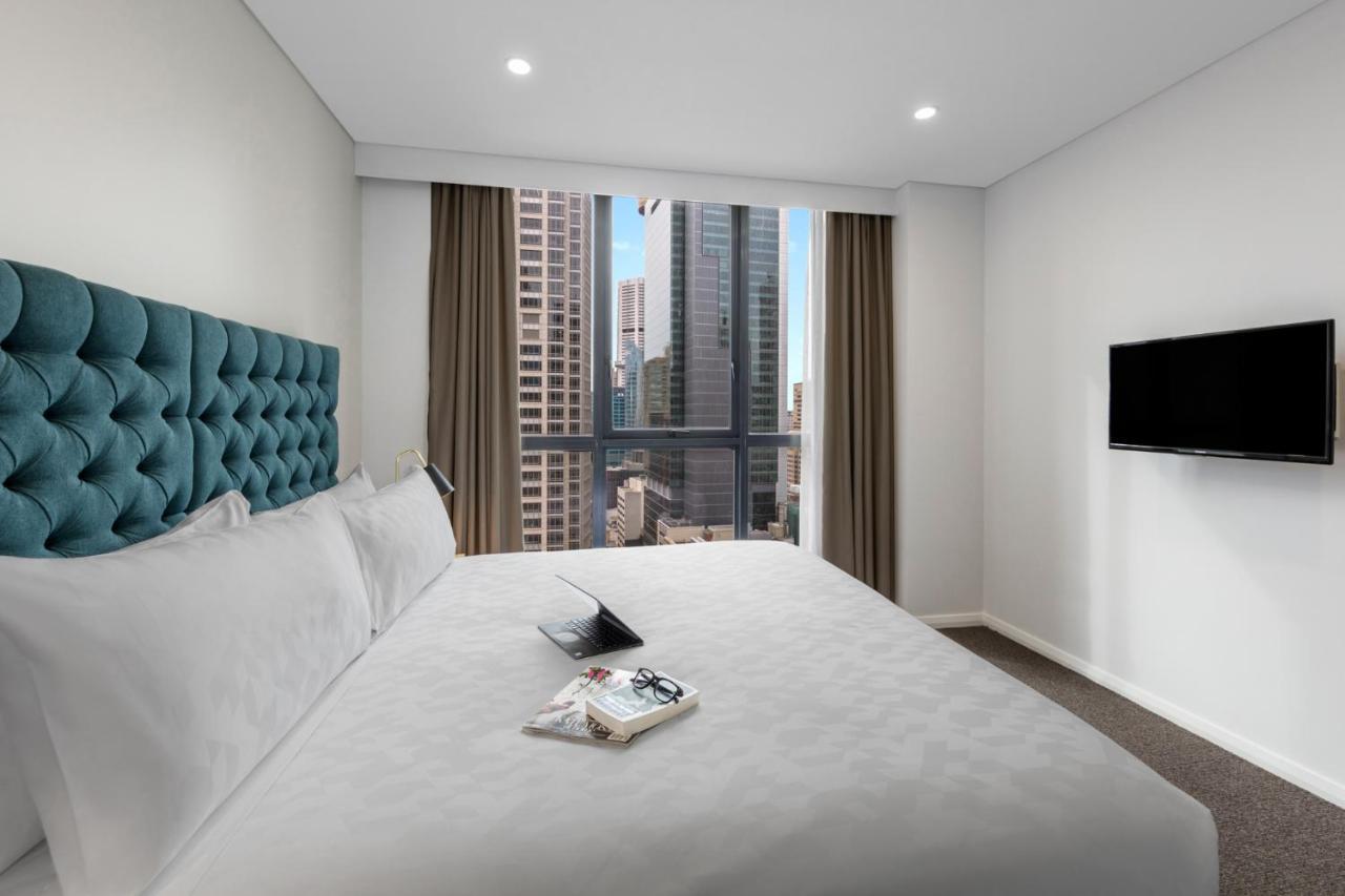 Meriton Suites Pitt Street, Sydney Exteriör bild A bedroom at the hotel