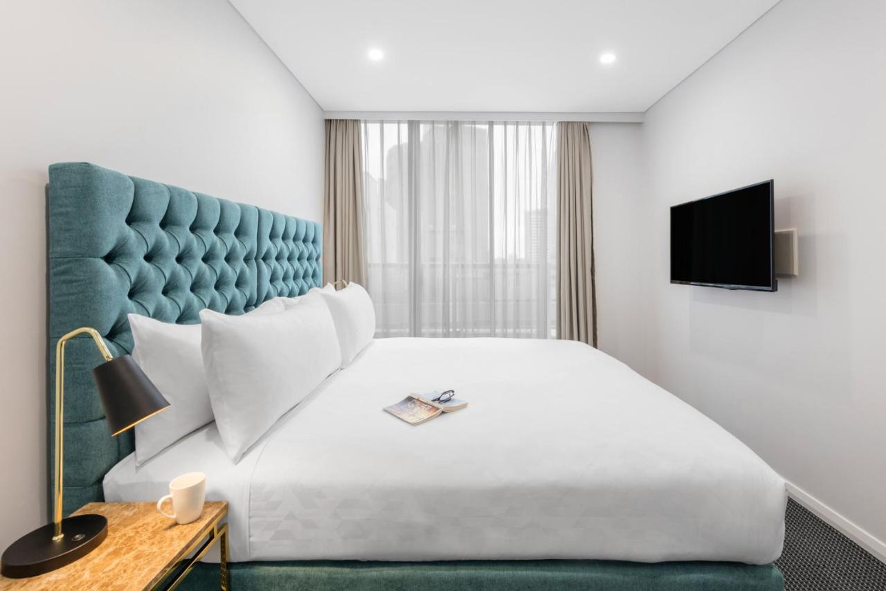 Meriton Suites Pitt Street, Sydney Exteriör bild A bedroom at the hotel