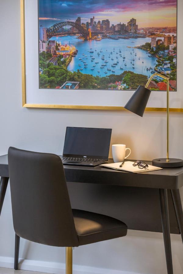Meriton Suites Pitt Street, Sydney Exteriör bild A desk lamp