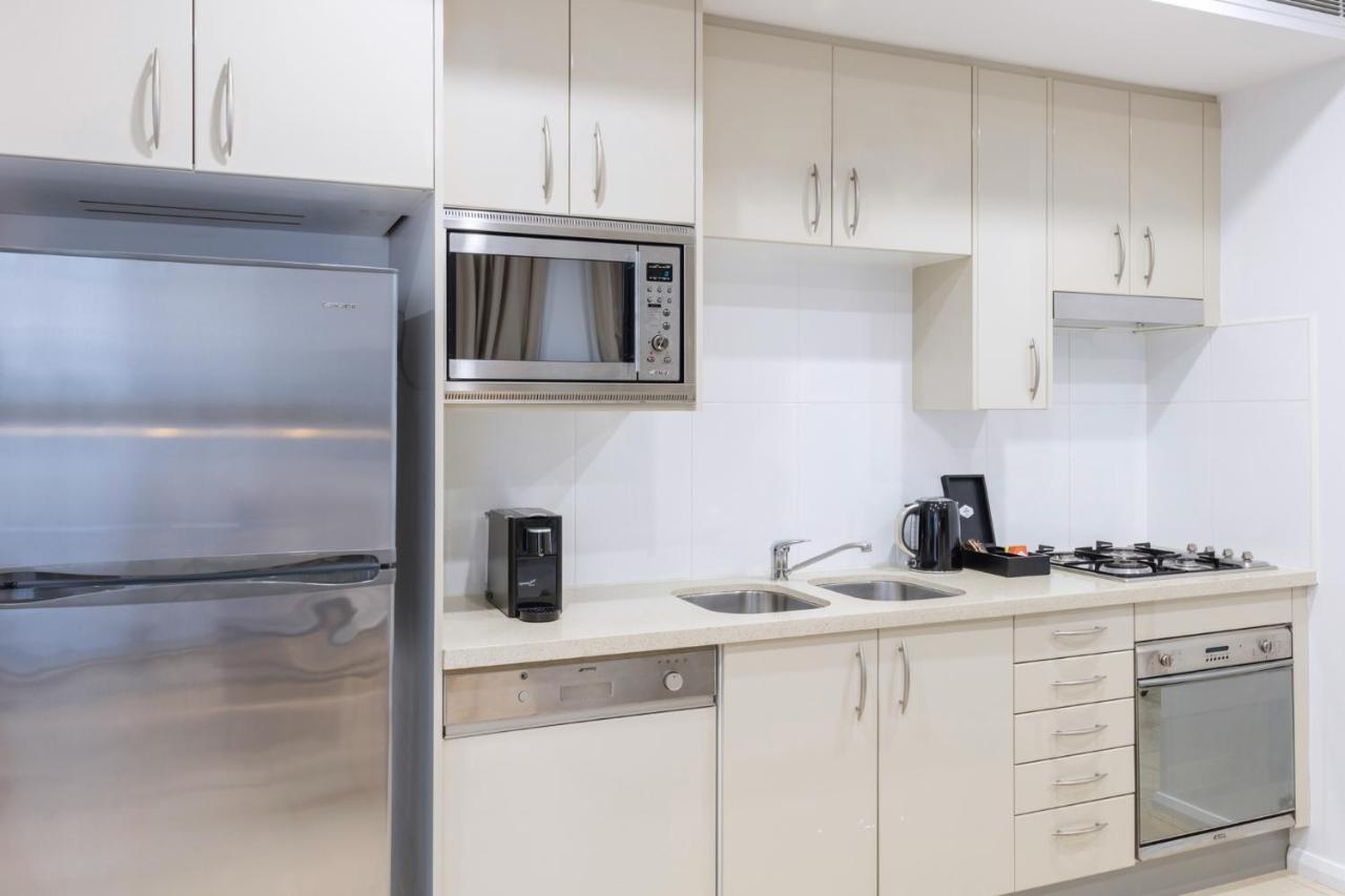 Meriton Suites Pitt Street, Sydney Exteriör bild A typical kitchen in a student apartment