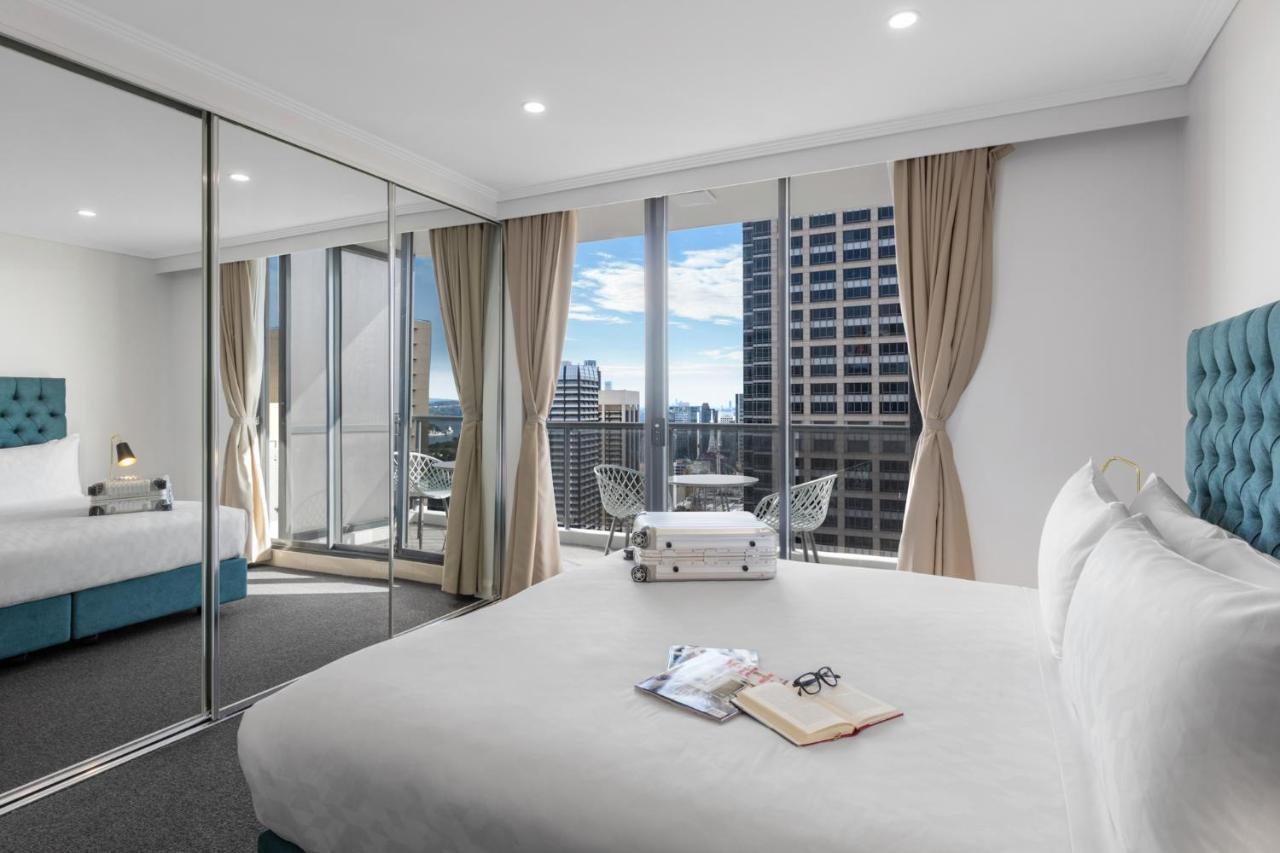 Meriton Suites Pitt Street, Sydney Exteriör bild A bedroom at the hotel