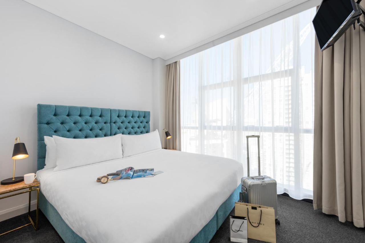 Meriton Suites Pitt Street, Sydney Exteriör bild A bedroom at the hotel