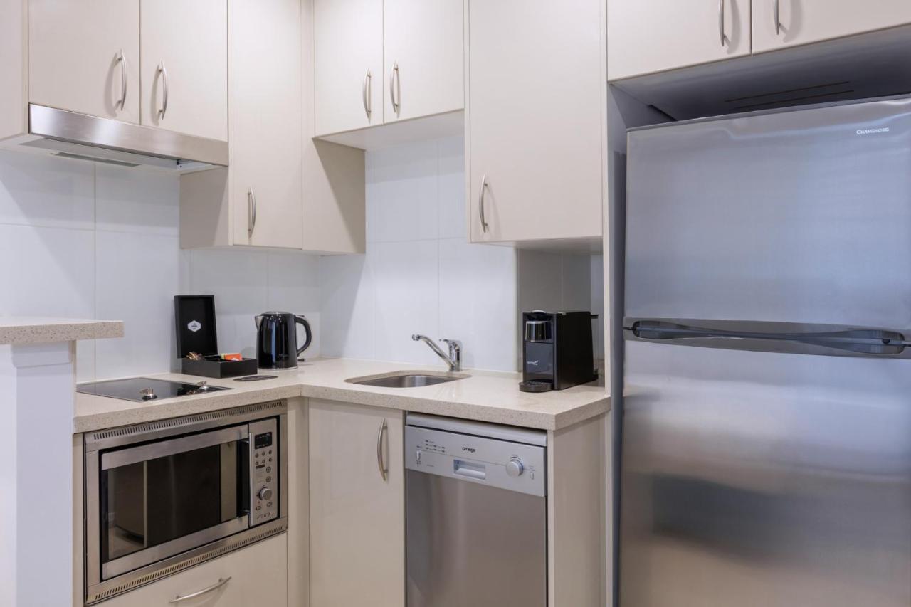 Meriton Suites Pitt Street, Sydney Exteriör bild A typical kitchen in a serviced apartment