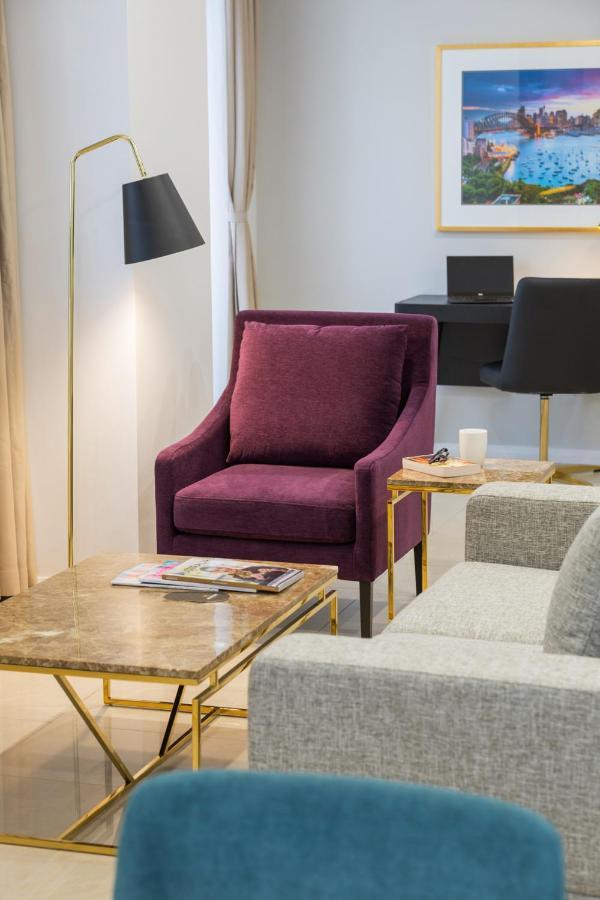 Meriton Suites Pitt Street, Sydney Exteriör bild A chair