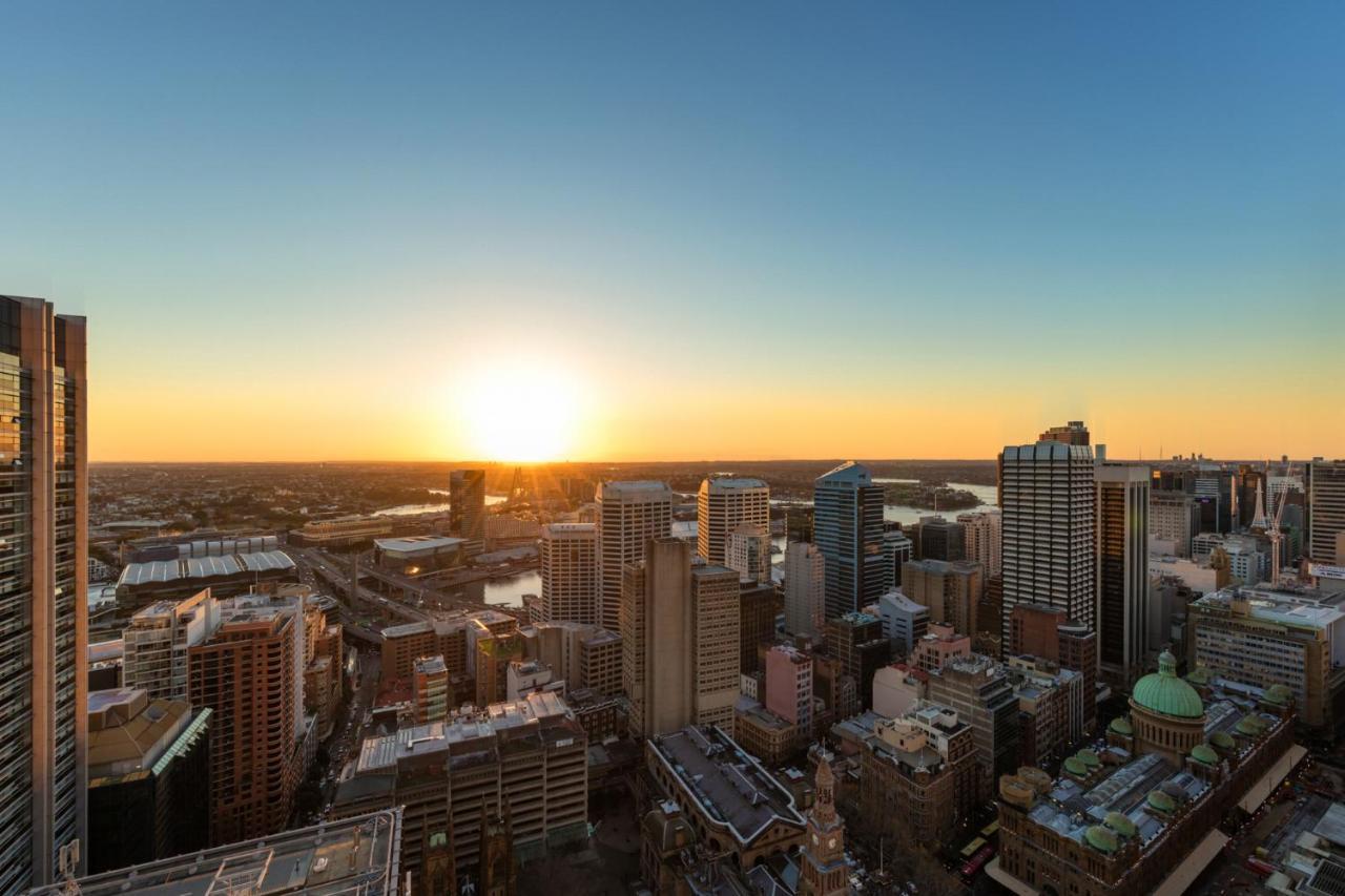 Meriton Suites Pitt Street, Sydney Exteriör bild Sunset over the city