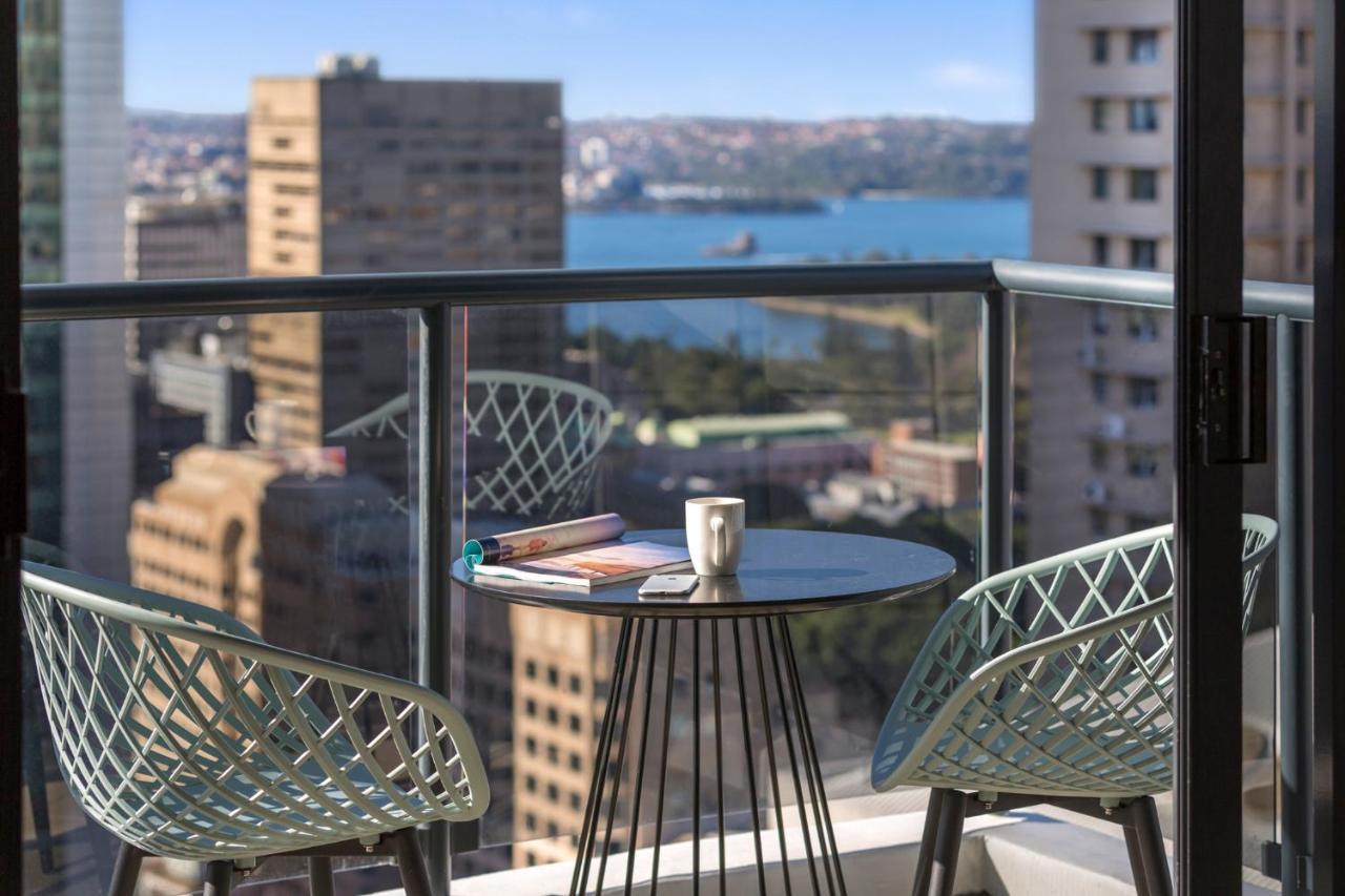 Meriton Suites Pitt Street, Sydney Exteriör bild A balcony in a Sydney apartment