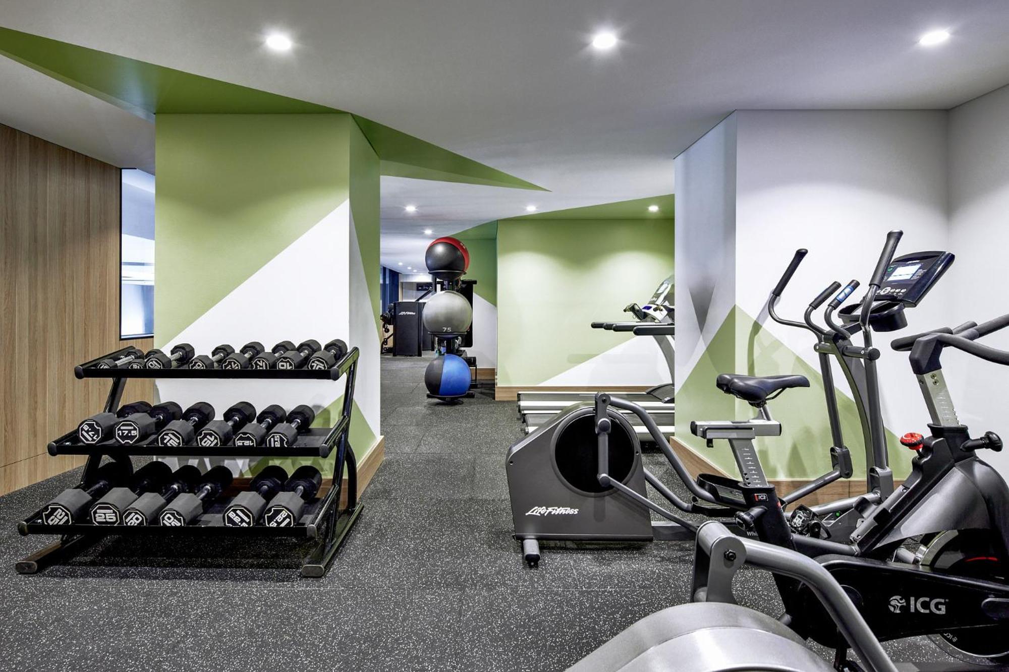 Meriton Suites Pitt Street, Sydney Exteriör bild The gym at the hotel